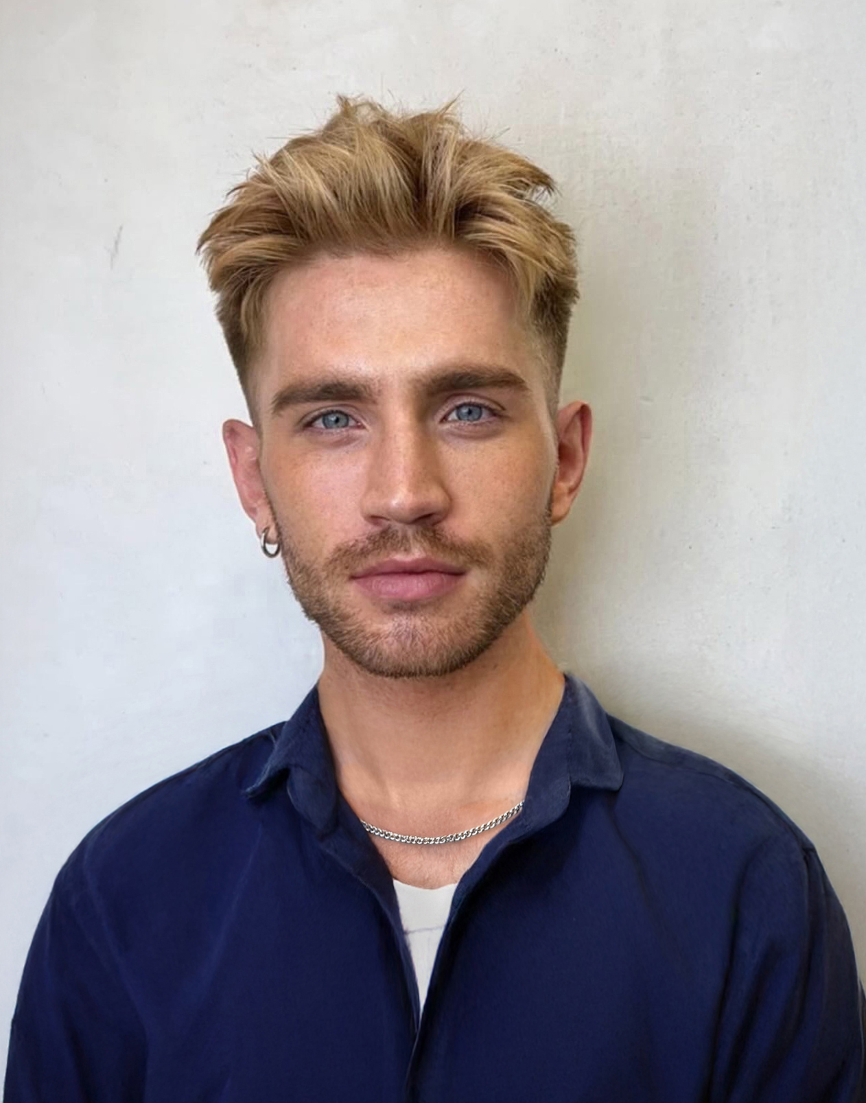 christian blaues hemd_cut website Portrait of creative producer Christian Siee